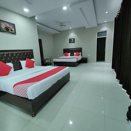Hotel Kailash Mansarovar And Banquet Hall บาแรลลี ภายนอก รูปภาพ