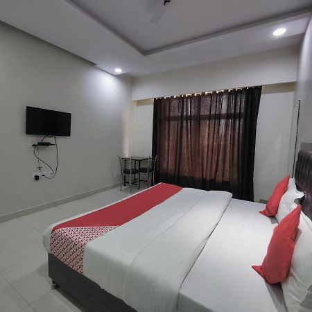 Hotel Kailash Mansarovar And Banquet Hall บาแรลลี ภายนอก รูปภาพ