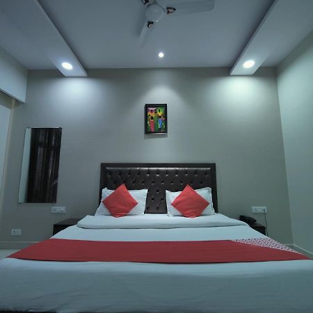 Hotel Kailash Mansarovar And Banquet Hall บาแรลลี ภายนอก รูปภาพ
