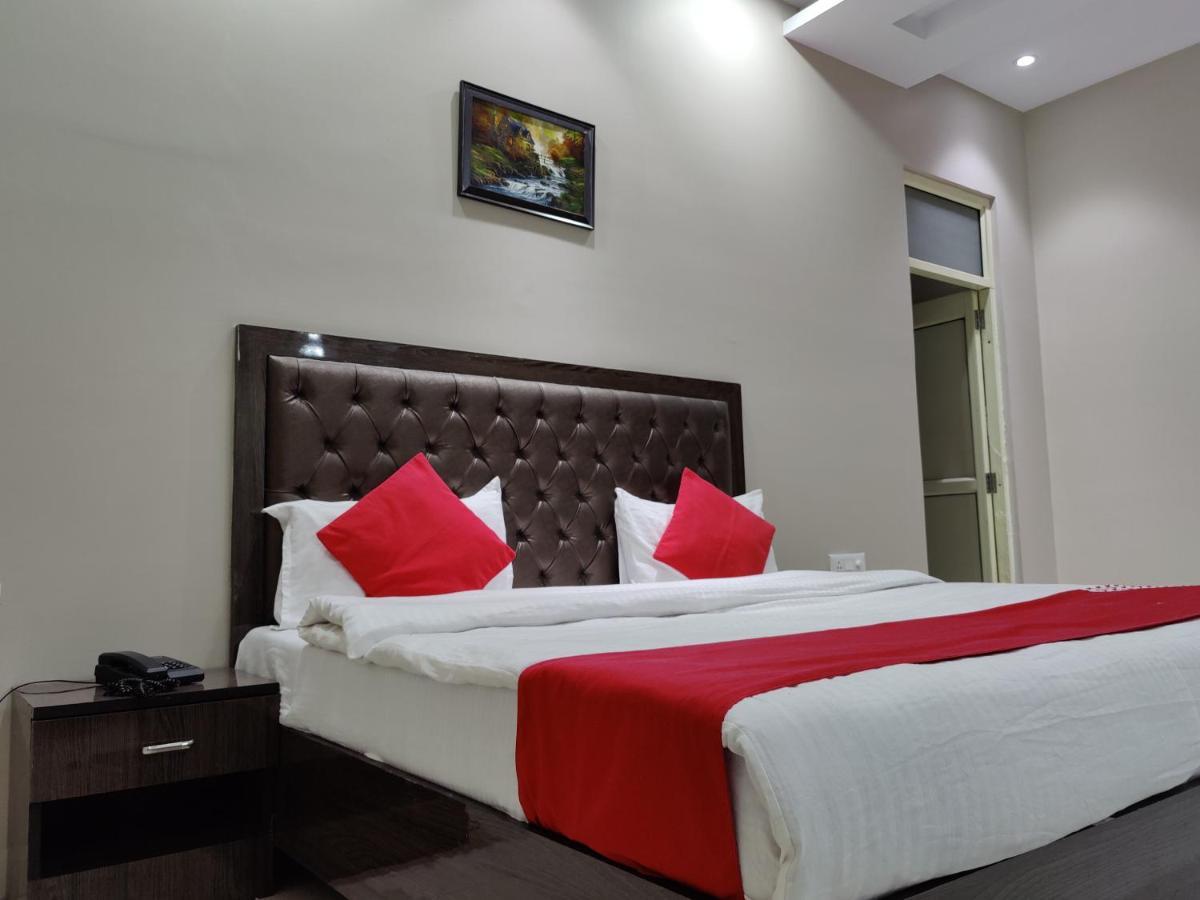 Hotel Kailash Mansarovar And Banquet Hall บาแรลลี ภายนอก รูปภาพ