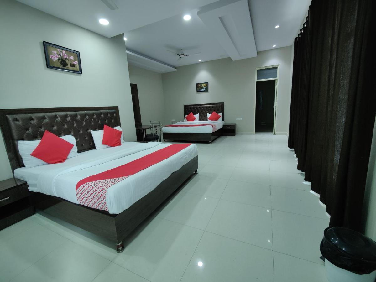 Hotel Kailash Mansarovar And Banquet Hall บาแรลลี ภายนอก รูปภาพ