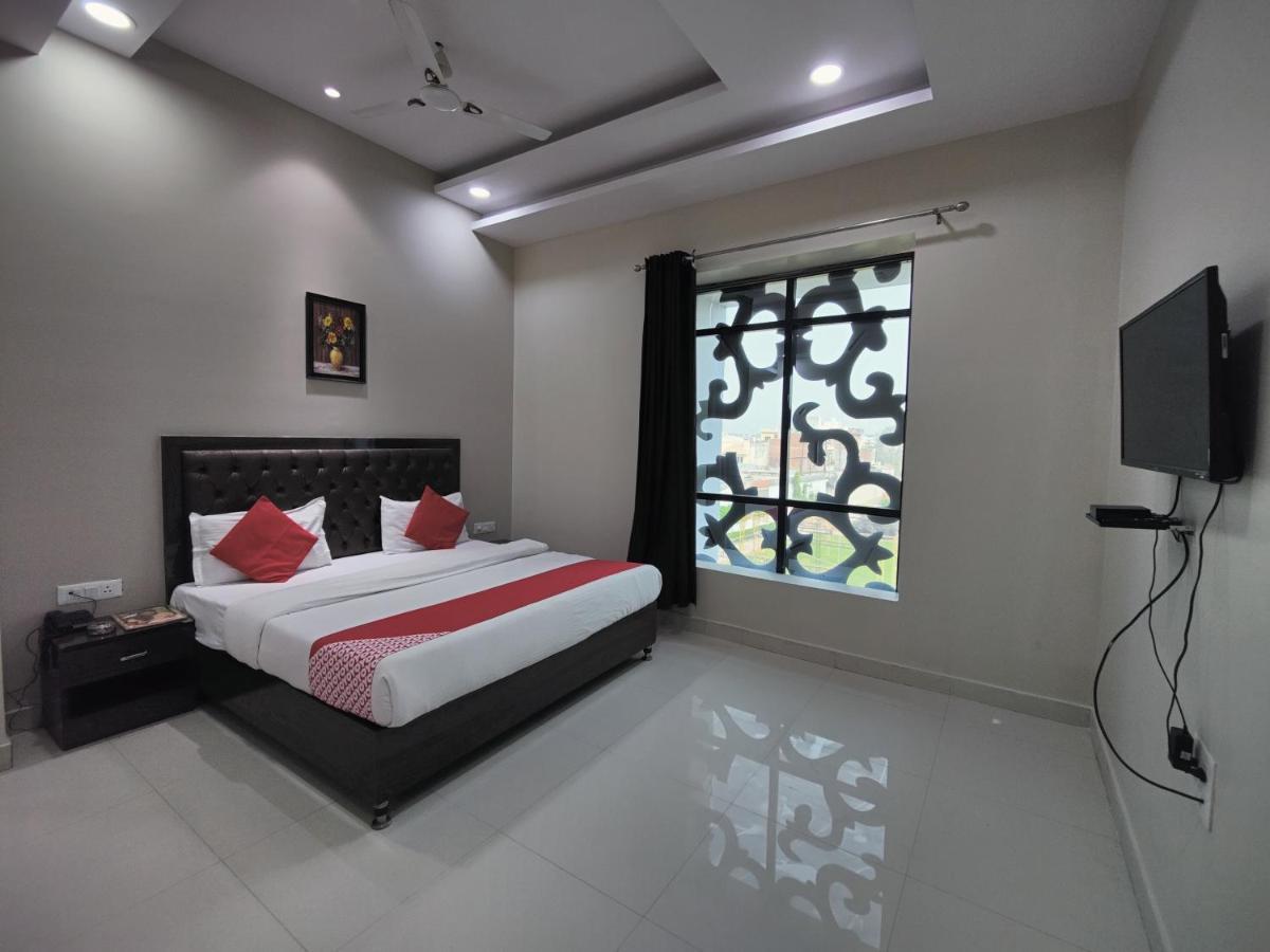 Hotel Kailash Mansarovar And Banquet Hall บาแรลลี ภายนอก รูปภาพ