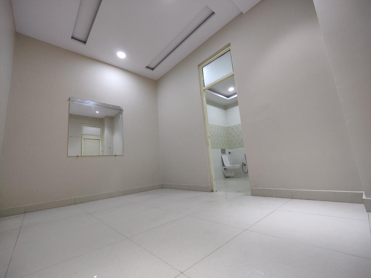 Hotel Kailash Mansarovar And Banquet Hall บาแรลลี ภายนอก รูปภาพ