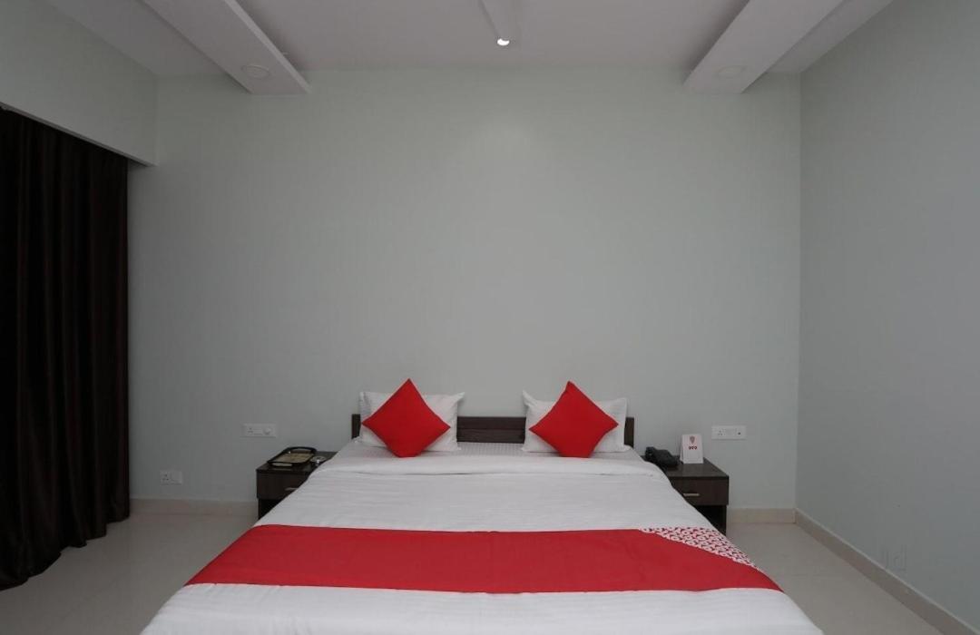 Hotel Kailash Mansarovar And Banquet Hall บาแรลลี ภายนอก รูปภาพ