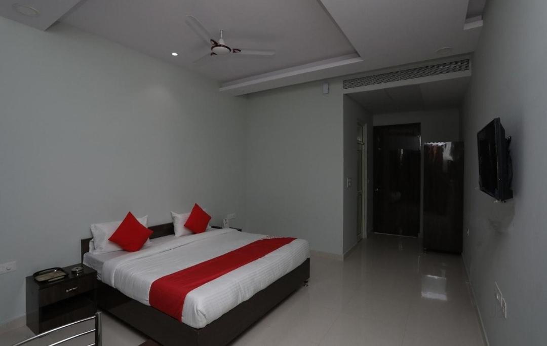 Hotel Kailash Mansarovar And Banquet Hall บาแรลลี ภายนอก รูปภาพ