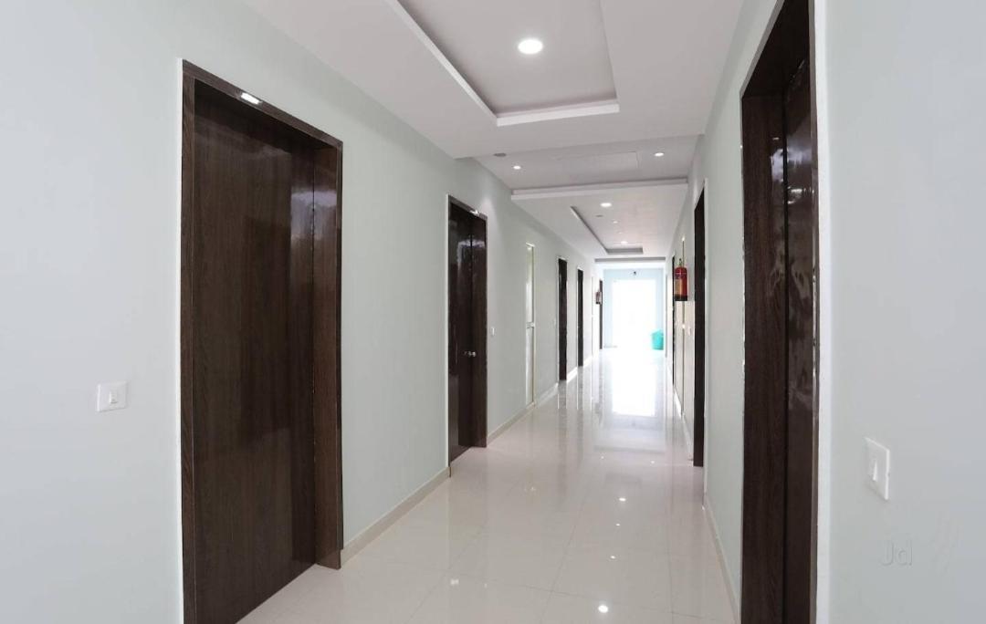 Hotel Kailash Mansarovar And Banquet Hall บาแรลลี ภายนอก รูปภาพ