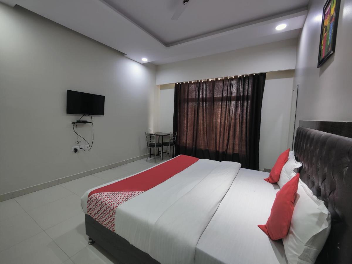 Hotel Kailash Mansarovar And Banquet Hall บาแรลลี ภายนอก รูปภาพ