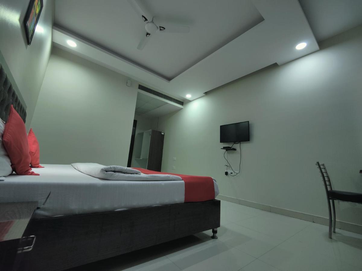 Hotel Kailash Mansarovar And Banquet Hall บาแรลลี ภายนอก รูปภาพ